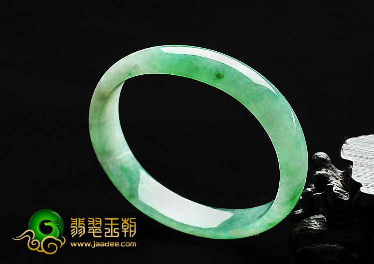 糯冰种翠色贵妃镯（56.9mm-49mm）