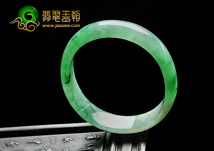 糯冰种翠色贵妃镯（56.9mm-49mm）