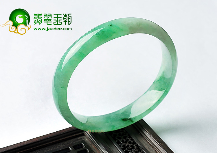 糯冰种翠色贵妃镯（56.9mm-49mm）