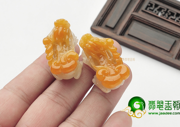糯冰种黄翡貔貅挂件（一对）