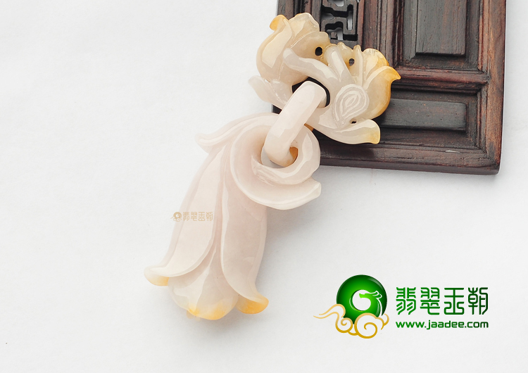 糯冰种黄翡玉兰花挂件