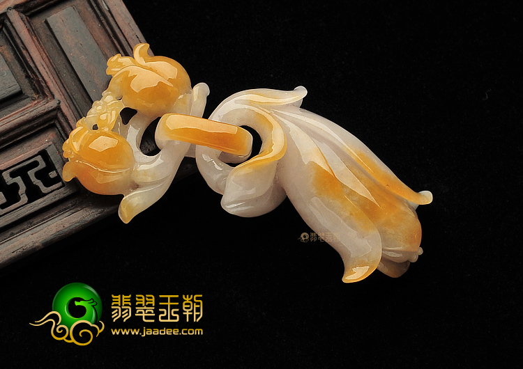 糯冰种黄翡玉兰花挂件