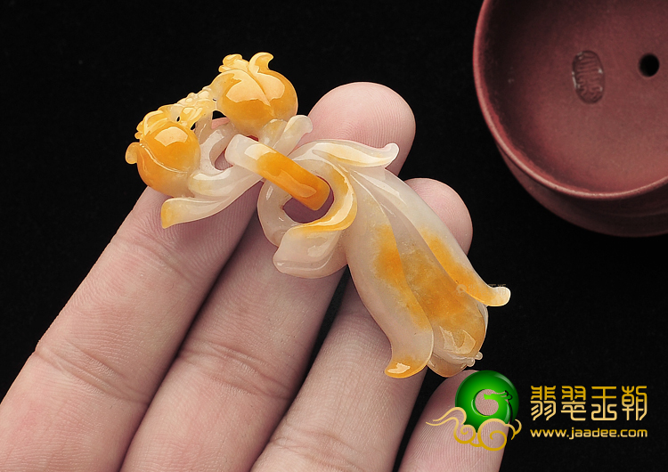 糯冰种黄翡玉兰花挂件