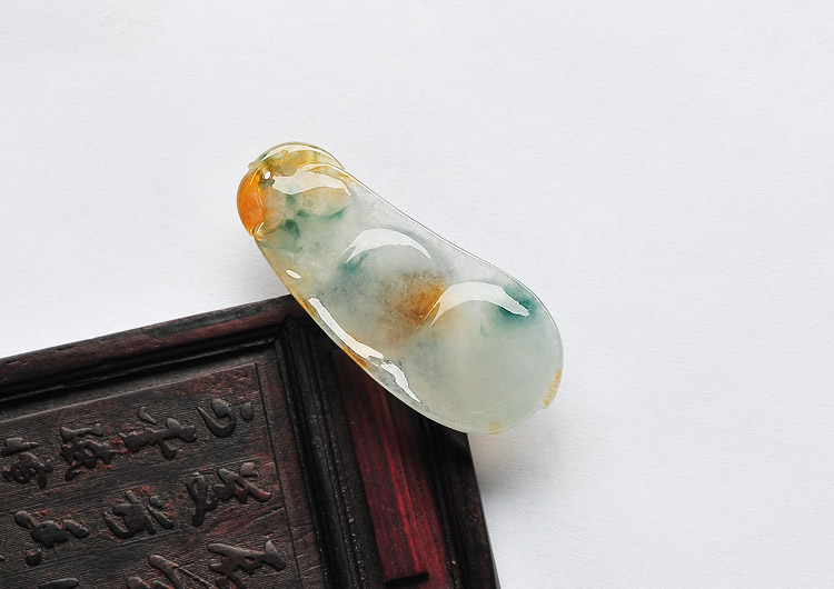 冰种黄翡飘花四季豆挂件