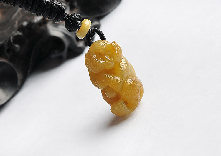 糯冰种褐黄翡小猴挂件