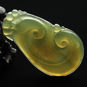 冰种褐黄翡如意挂件