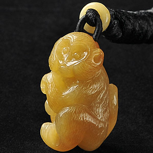 糯冰种褐黄翡小猴挂件