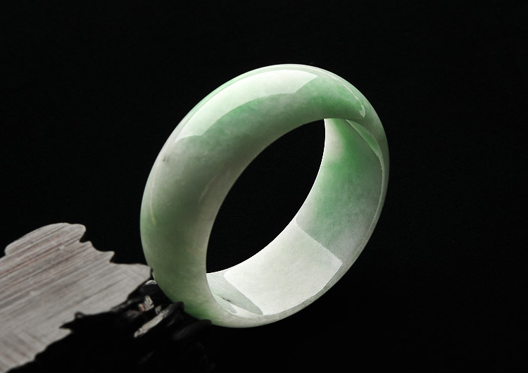 糯冰种飘翠手镯（57.9mm）