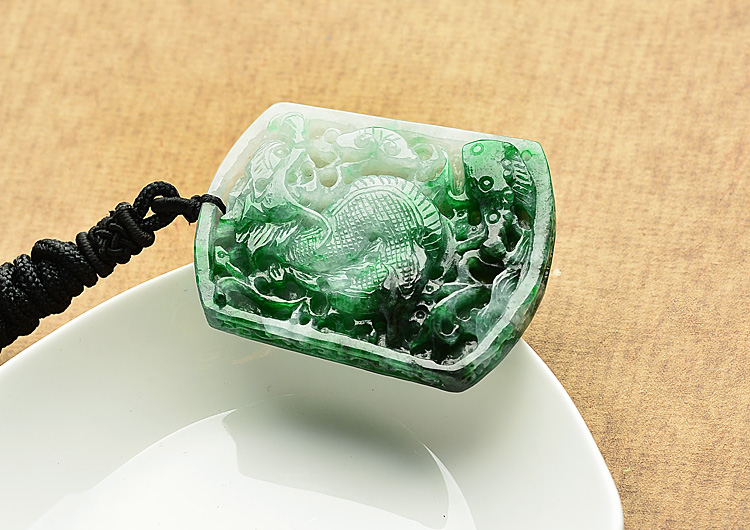 糯冰种飘翠龙牌挂件