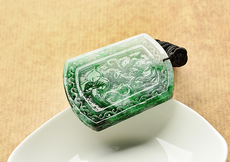 糯冰种飘翠龙牌挂件