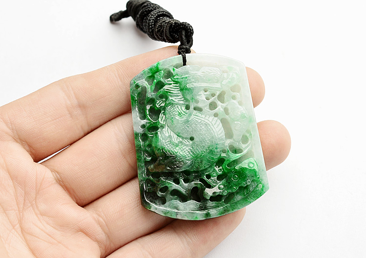 糯冰种飘翠龙牌挂件