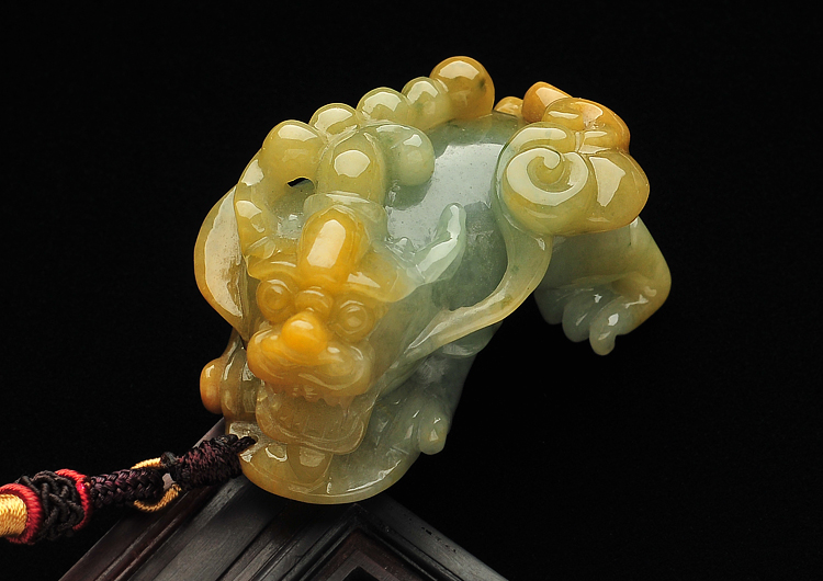 糯冰种褐黄翡貔貅手玩件