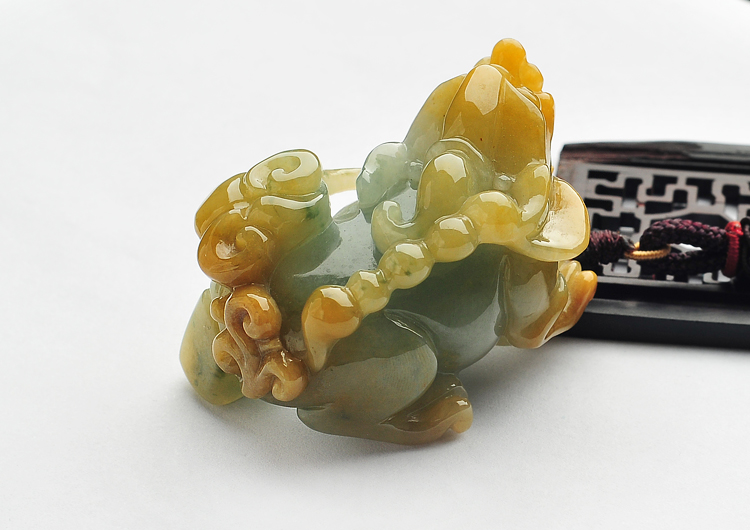 糯冰种褐黄翡貔貅手玩件