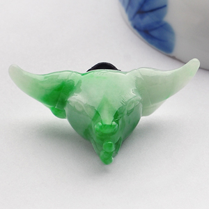 糯冰种翠色牛头挂件