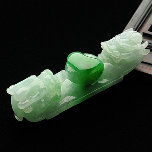 糯冰种飘翠龙钩挂件