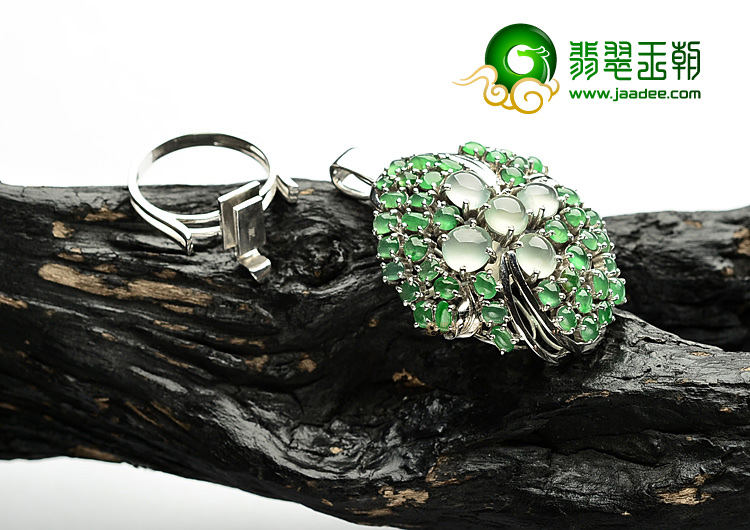 冰玻种翠色镶白金花型戒指/胸坠(两用)