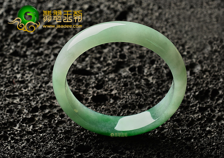 (超值推荐)糯冰种阳绿手镯(57.7mm)