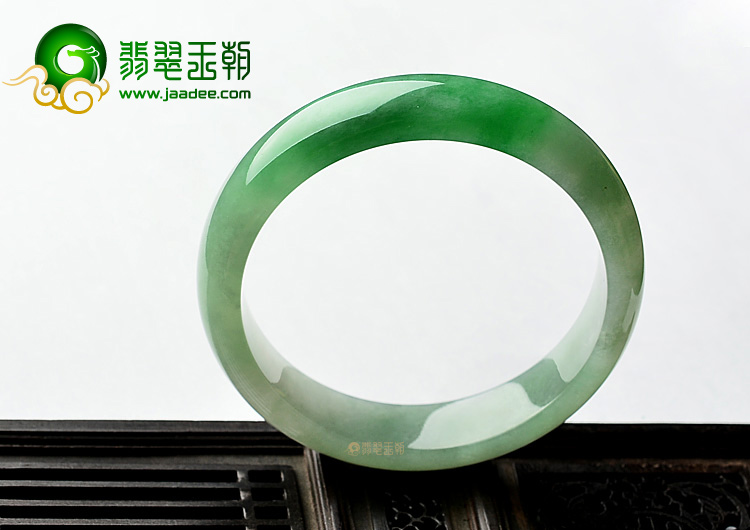 (超值推荐)糯冰种阳绿手镯(57.7mm)