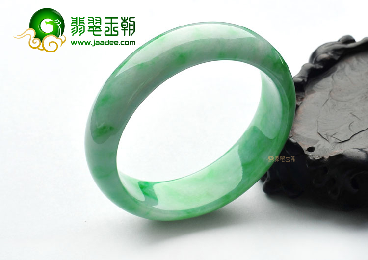 糯冰种翠色贵妃镯(55.9mm-51mm)