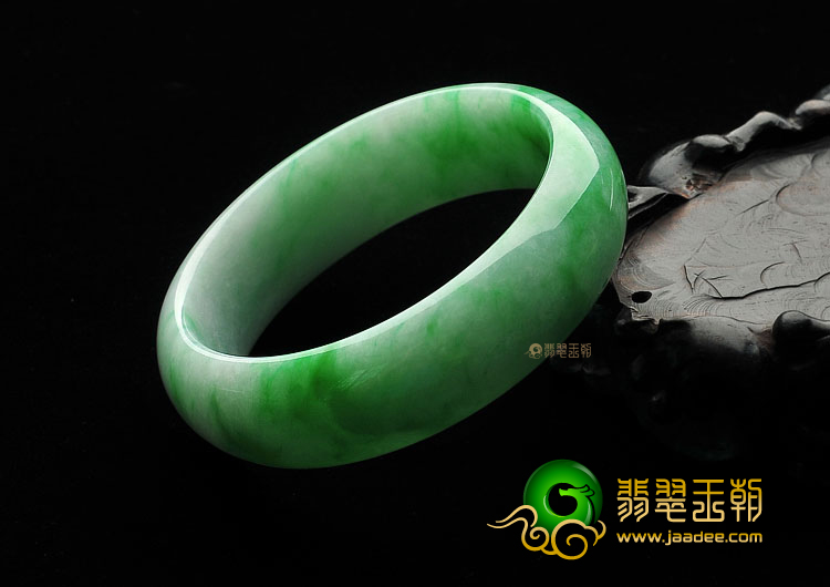 糯冰种翠色贵妃镯(55.9mm-51mm)