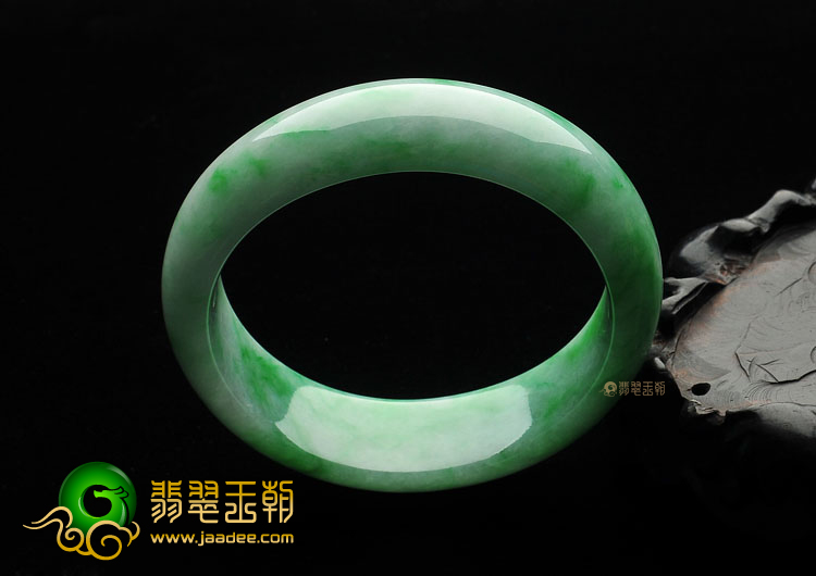 糯冰种翠色贵妃镯(55.9mm-51mm)