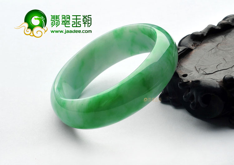 糯冰种翠色贵妃镯(55.9mm-51mm)
