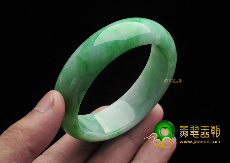 糯冰种翠色贵妃镯(55.9mm-51mm)