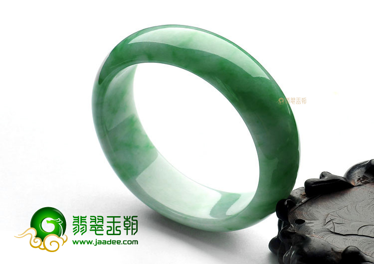 糯冰种翠色贵妃镯(55.9mm-51mm)