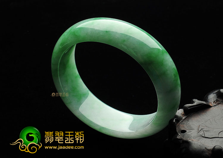 糯冰种翠色贵妃镯(55.9mm-51mm)