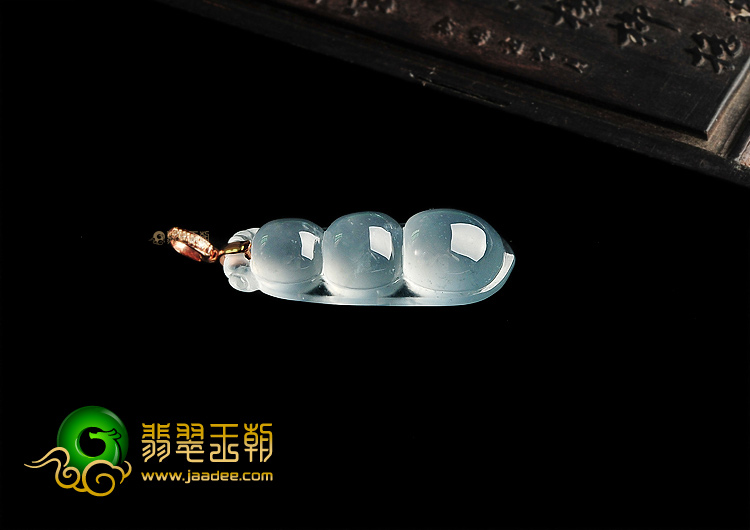 冰玻种淡晴水四季豆挂件