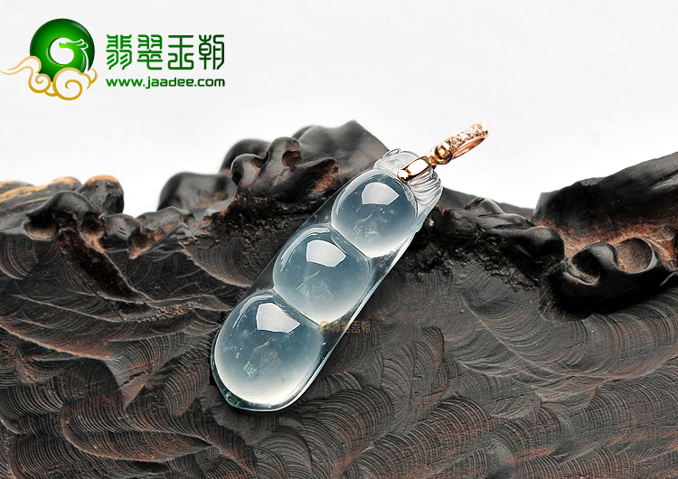 冰玻种淡晴水四季豆挂件