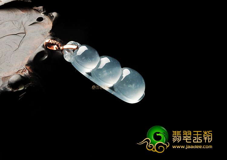 冰玻种淡晴水四季豆挂件