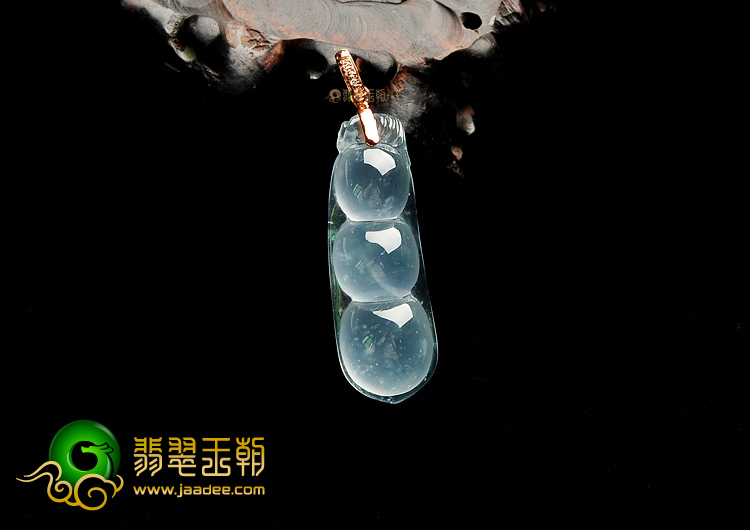 冰玻种淡晴水四季豆挂件