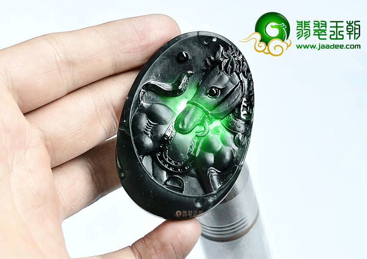 玻璃种墨翠马牌挂件