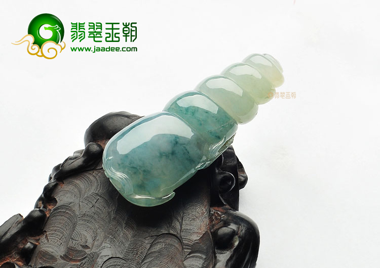 糯冰种飘蓝花海螺挂件