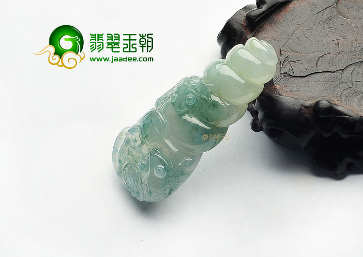 糯冰种飘蓝花海螺挂件