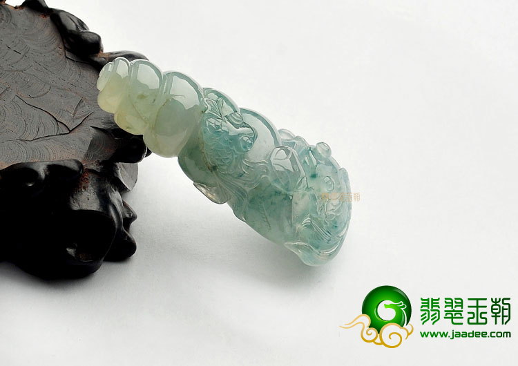 糯冰种飘蓝花海螺挂件