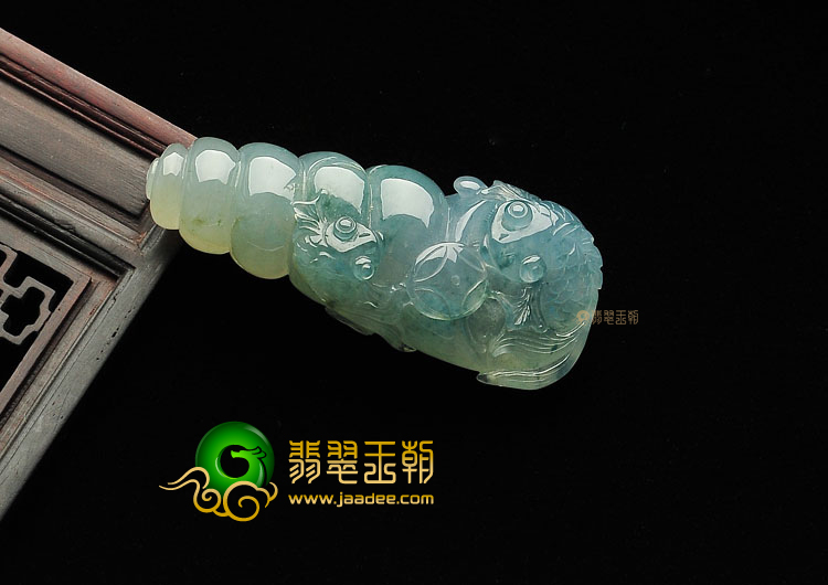 糯冰种飘蓝花海螺挂件