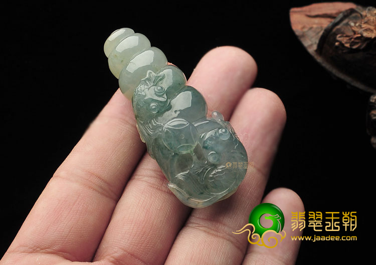 糯冰种飘蓝花海螺挂件