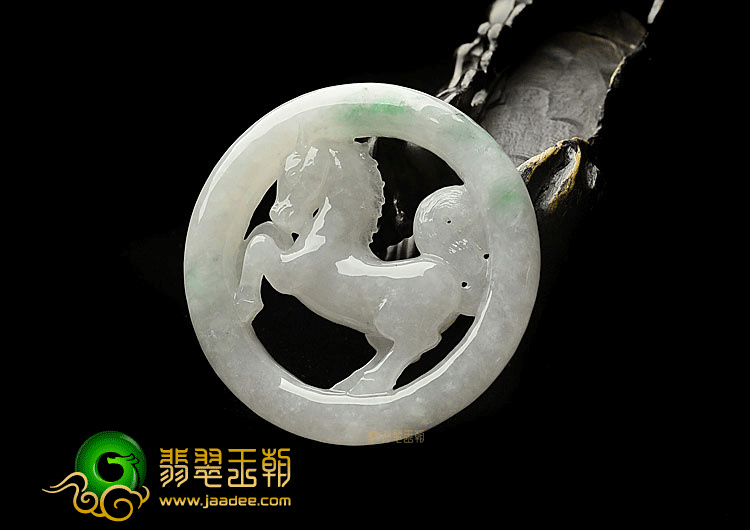 糯冰种飘翠马牌挂件
