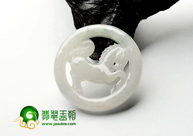 糯冰种飘翠马牌挂件