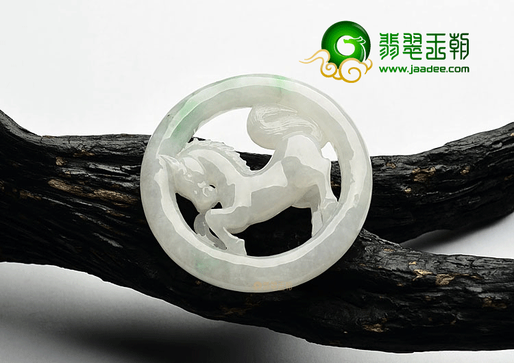 糯冰种飘翠马牌挂件