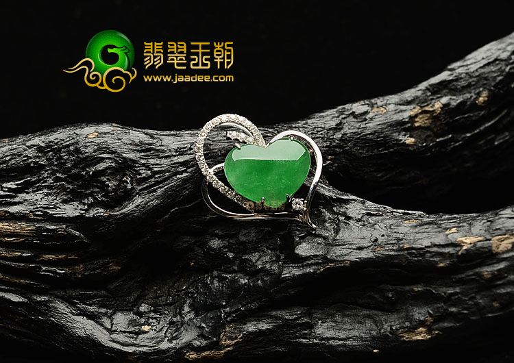 冰种阳绿镶白金心形胸坠(真钻)