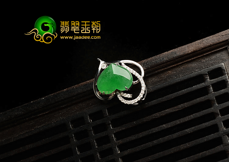 冰种阳绿镶白金心形胸坠(真钻)