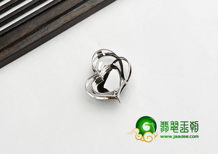 冰种阳绿镶白金心形胸坠(真钻)