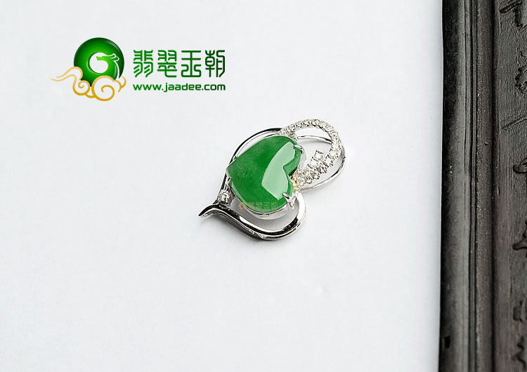 冰种阳绿镶白金心形胸坠(真钻)
