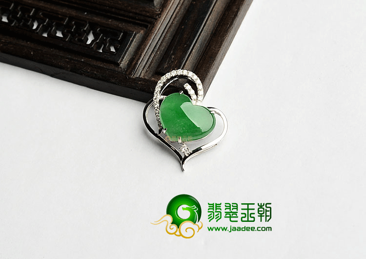 冰种阳绿镶白金心形胸坠(真钻)
