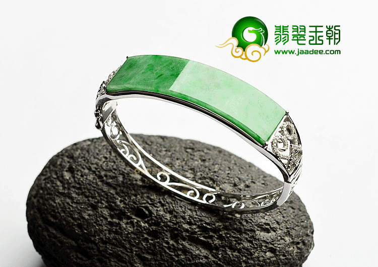 糯冰种翠色镶白金贵妃镯(56.5mm-43.2mm)