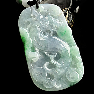 糯冰种春带彩龙牌挂件