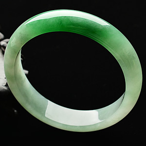 (超值推荐)糯冰种阳绿手镯(57.7mm)